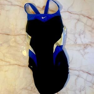 Nike Women’s One-Piece Swimsuit Size 6